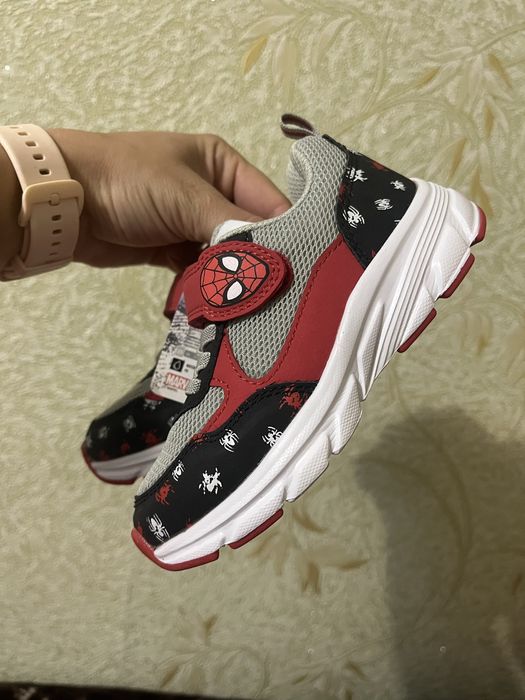 Продам кросівки на хлопчика 25р