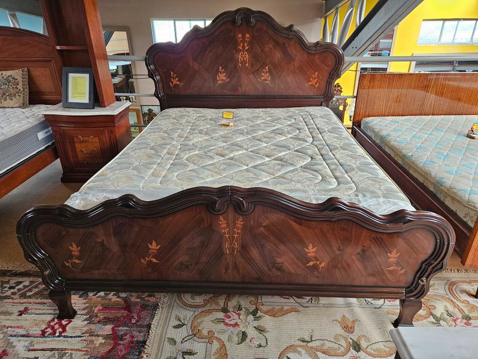 Excelente cama com estrado e colchão - Bom estado geral