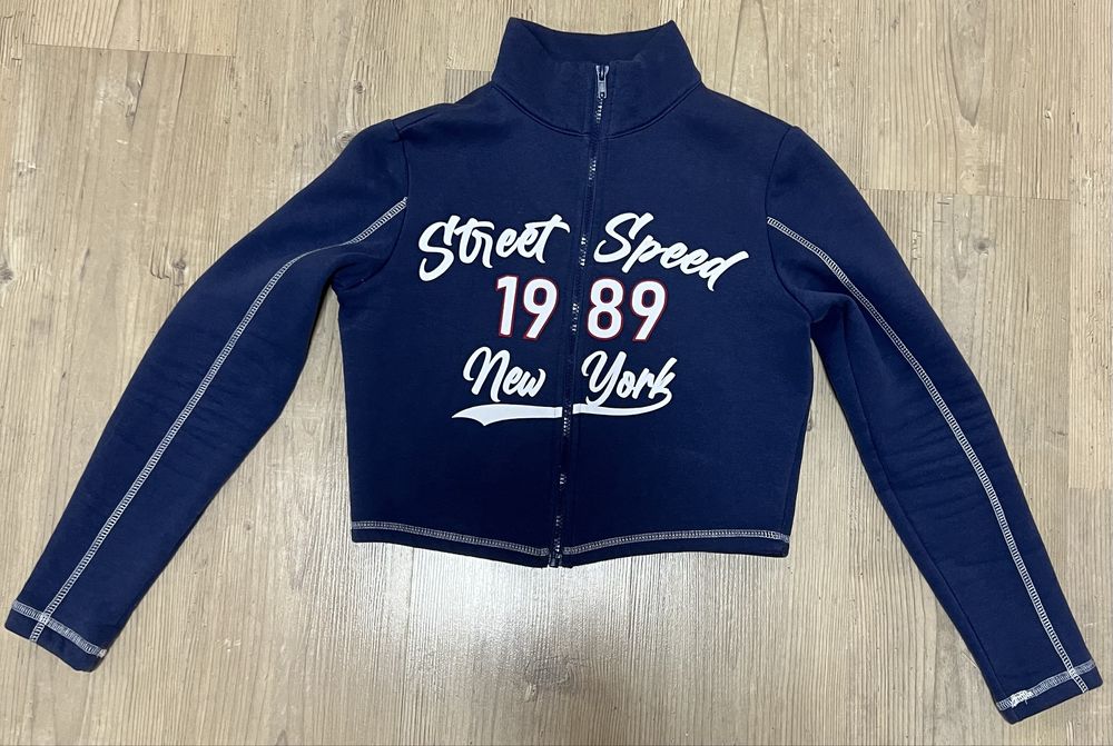 Модна укорочена кофта на блискавці.