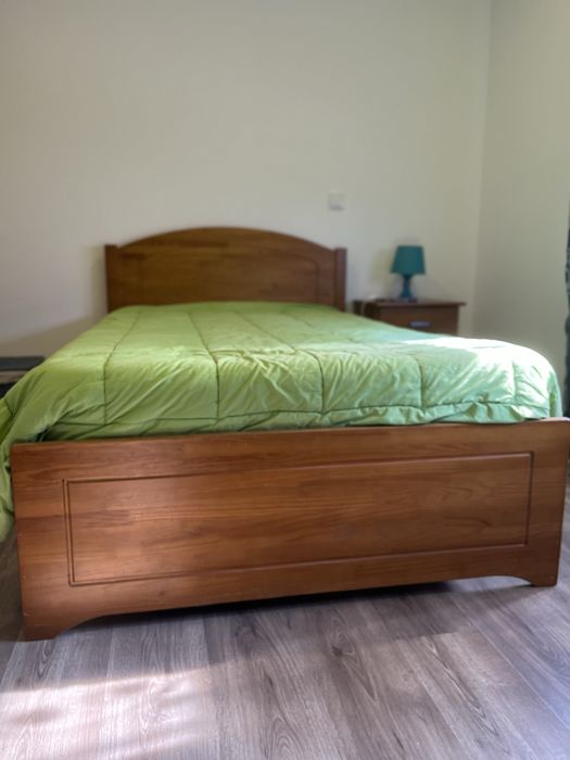 Conjunto de quarto ( Cama e mesinha de cabeceira )