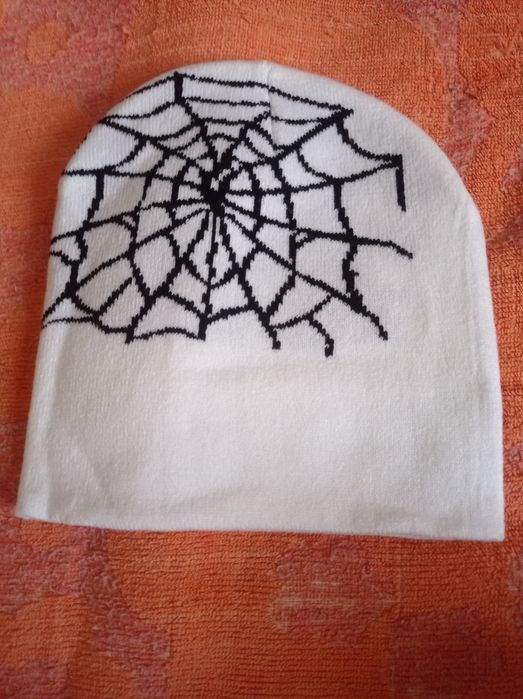 Продам шапки новые.