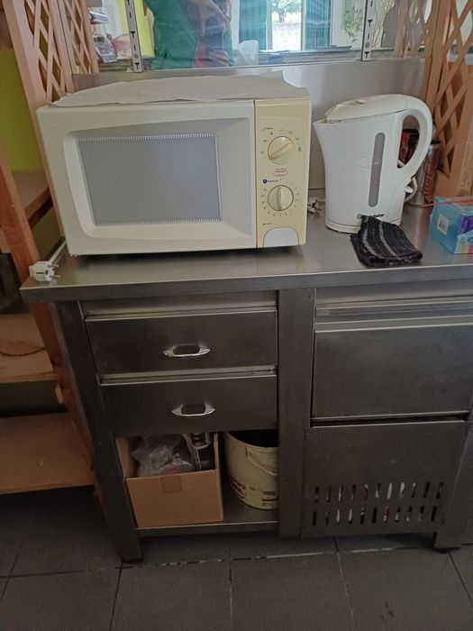 Balcão frigorífico com vitrine e móvel de inox