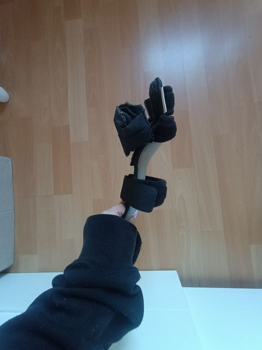 Orteza na prawą rękę