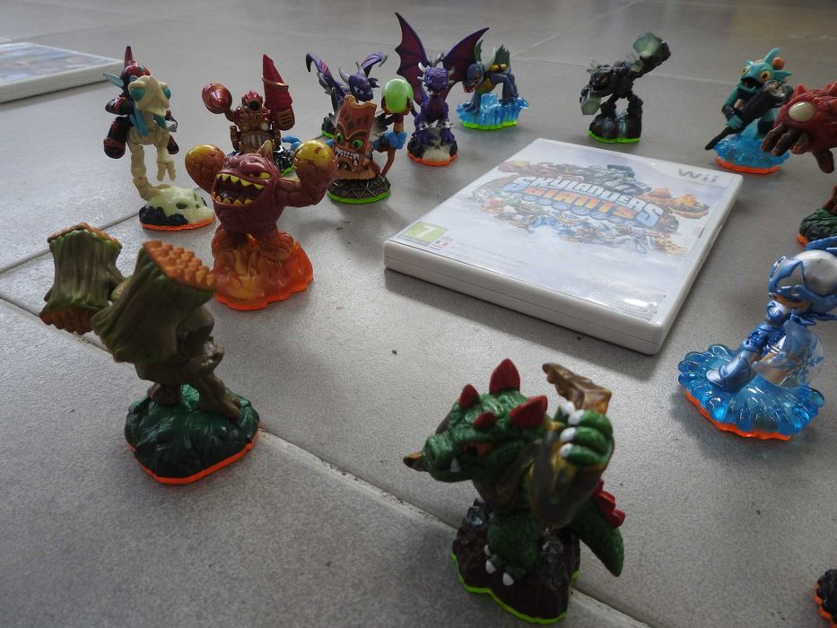 Wii jogo Skylanders Giant com figuras e base
