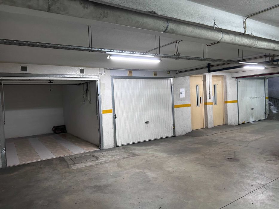 Garagem Box em Fitares