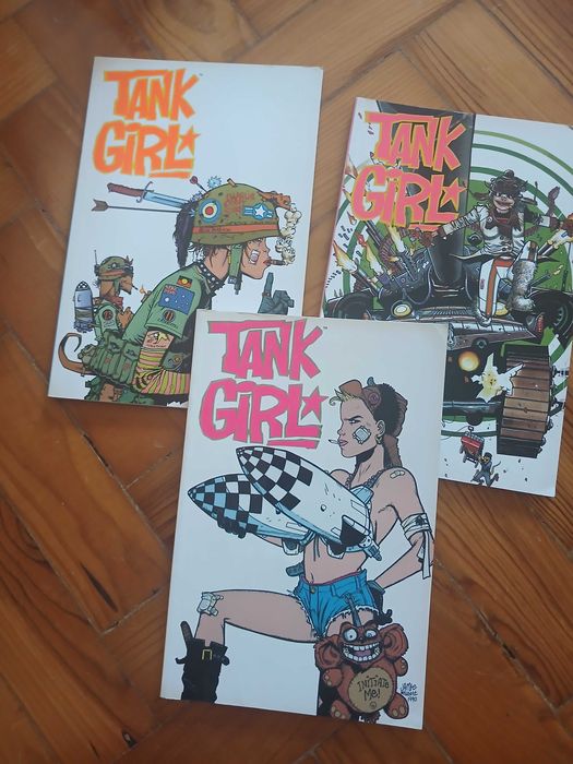 Vários trades de comic books americanos.