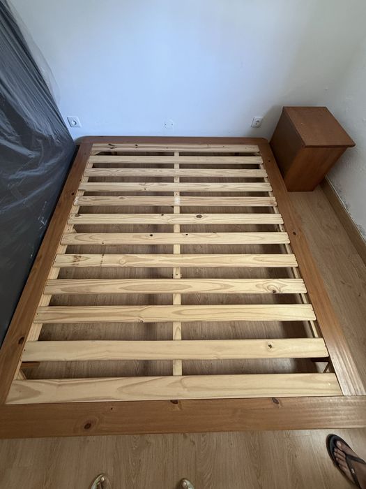 Cama de casal em ótimo estado