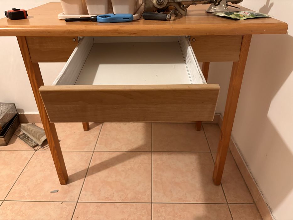 Niewielki stol kuchenny