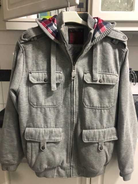 Sueter em algodão com capuz e fecho marca Athletics