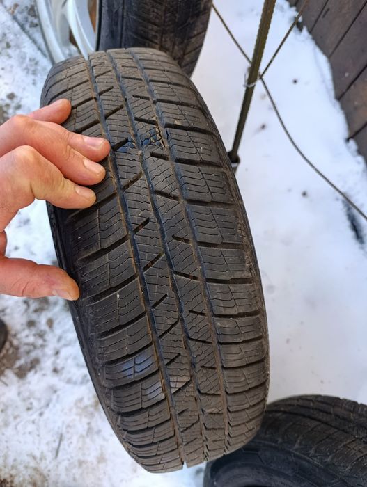 Продам зимову гуму на титанах 155-65 R14 .