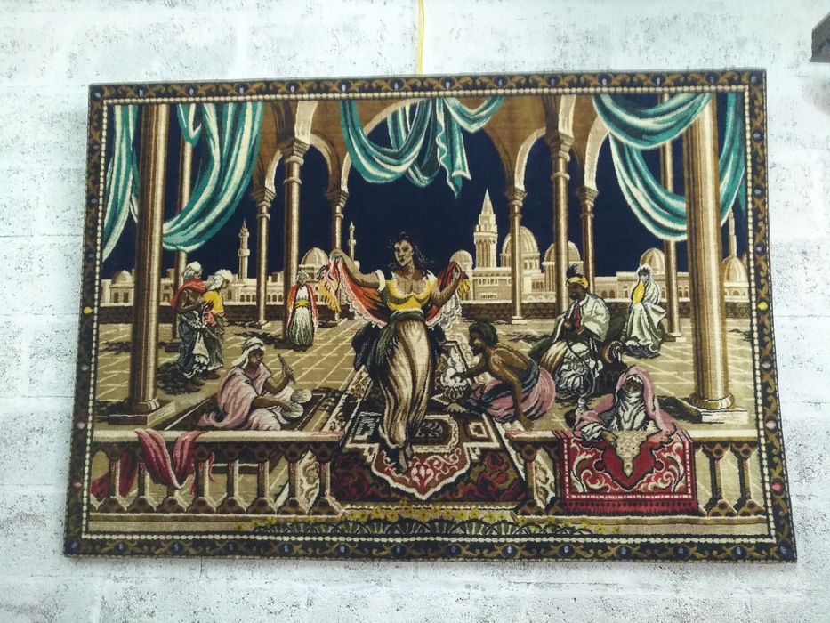 Belíssimo quadro em veludo, estrutura em madeira