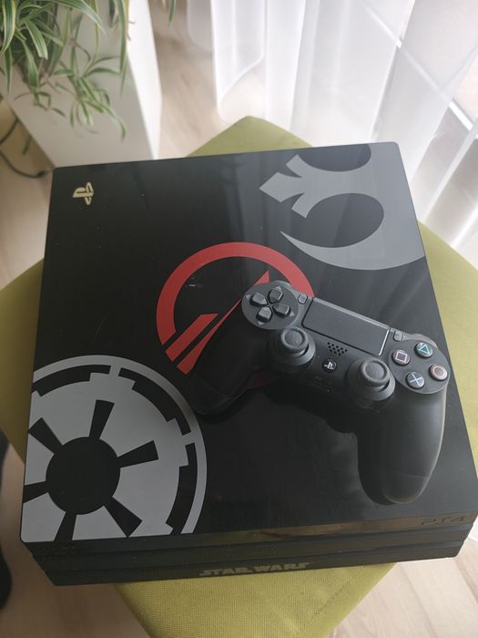 PS4 PRO 1TB star wars edycja limitowana + 2 pady + 4 gry