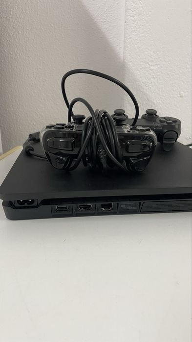PS4 com dois comandos e jogos