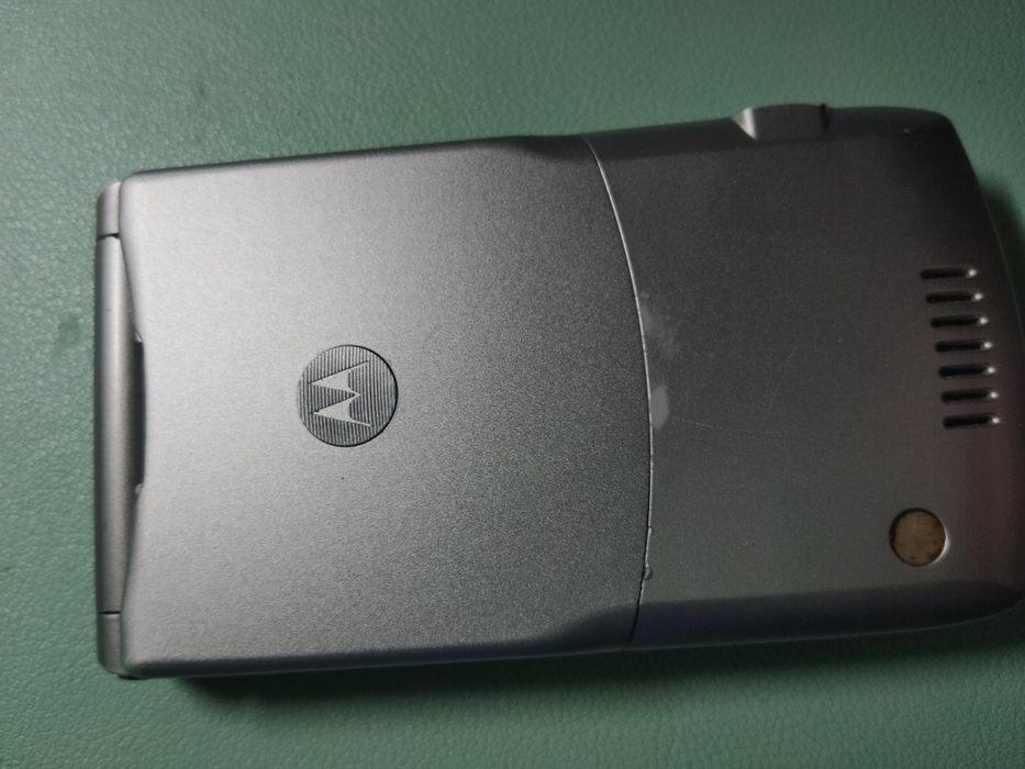 Piękny telefon Motorola dawnych lat