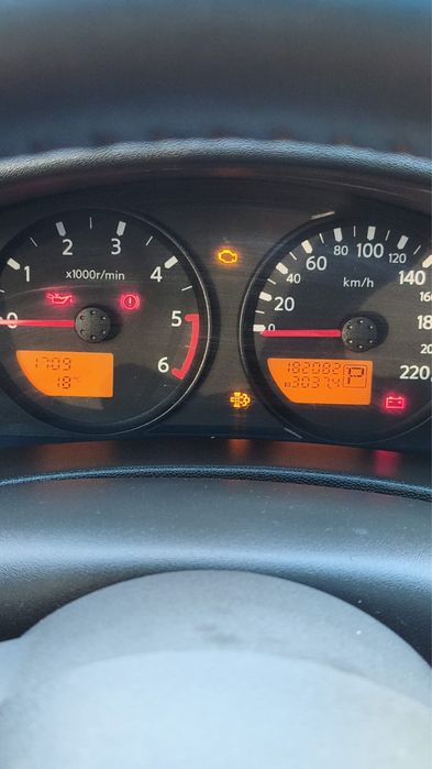 автомобіль Nissan Navara
