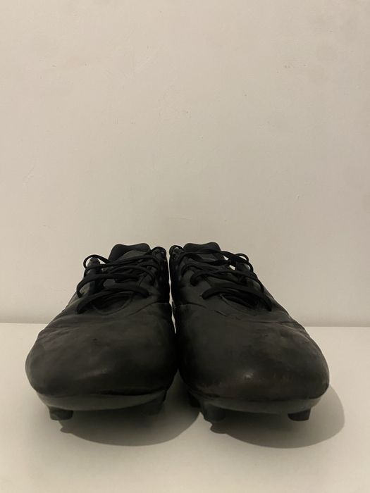 Chuteira Adidas preta de campo tamanho 42