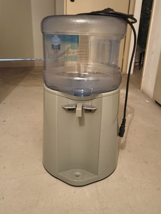 Este aparelho é um dispensador de água de bancada