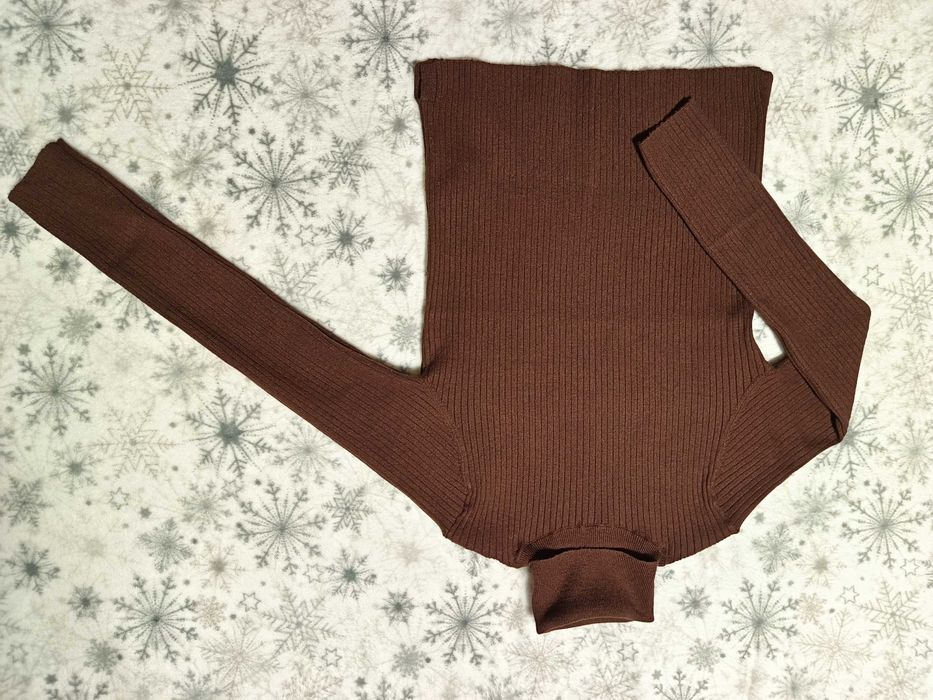 Brązowy, prążkowany golf