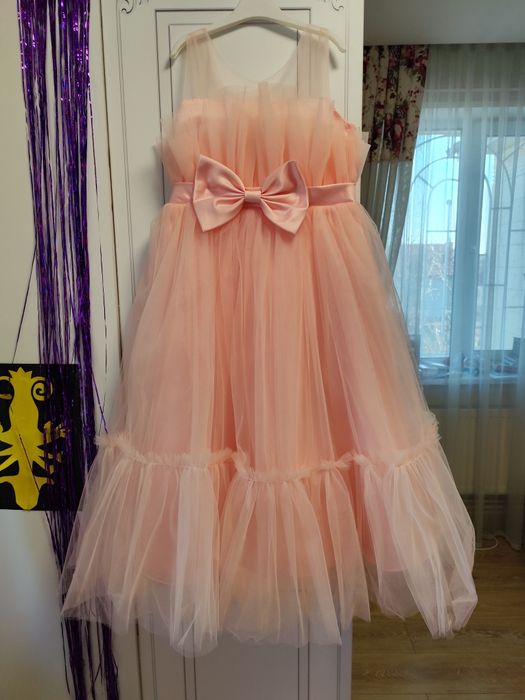 Нарядное платье для девочки р.134-140