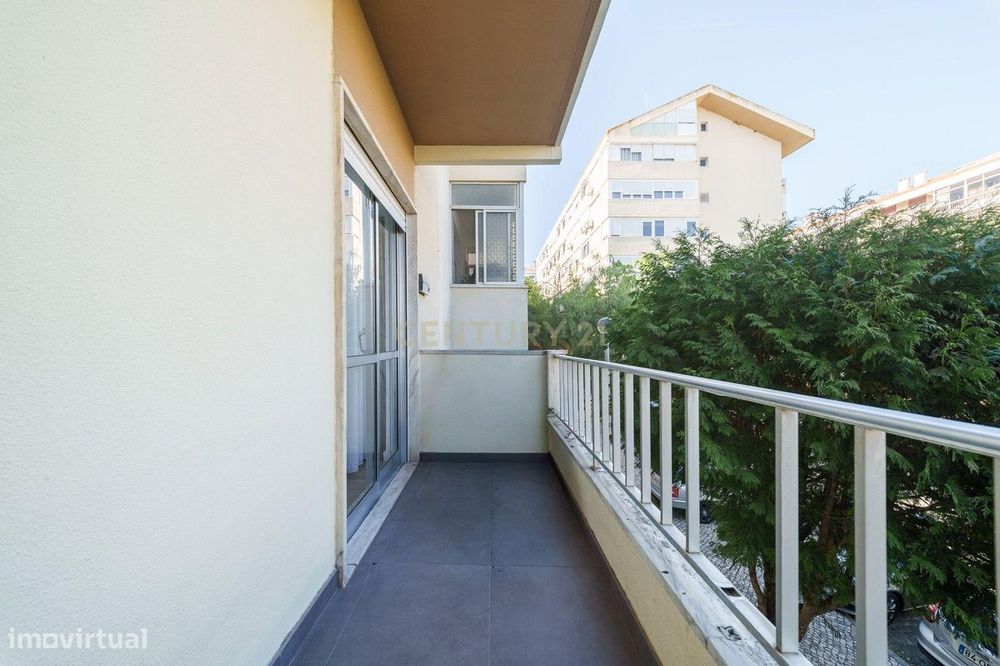 Apartamento T2 Renovado com Varanda e Arrecadação em São João da Talha