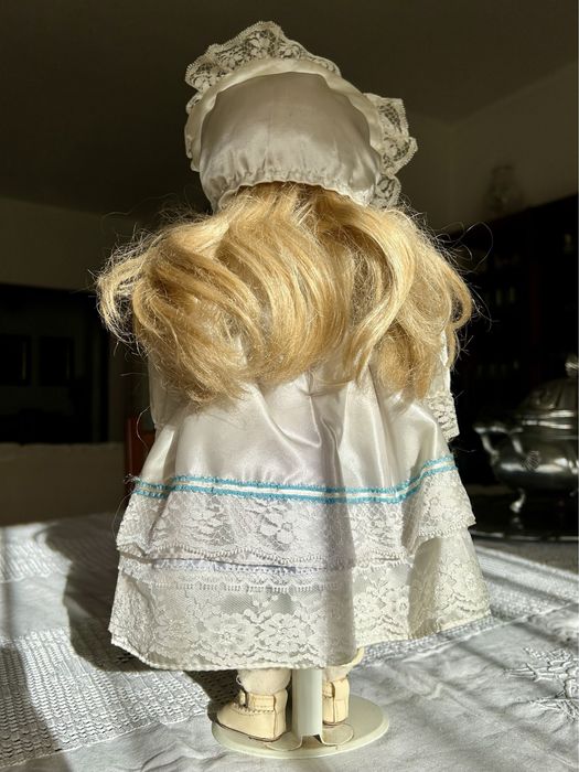 Boneca de porcelana com apoio