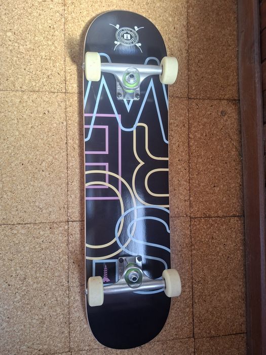 Skate Completo Jart (Como Novo – Nunca Usado na Rua)

Eixos (Trucks): Iron Trucks (metal brilhante, amortecedores nov