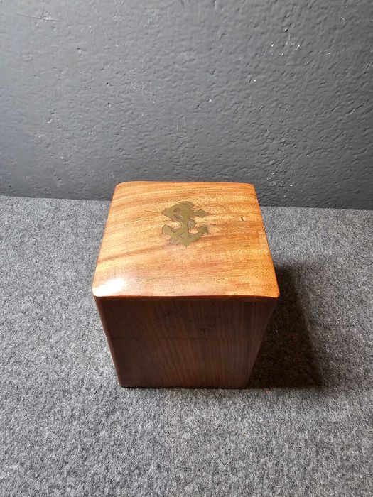 Zegar soczewkowy w drewnianym pudełku