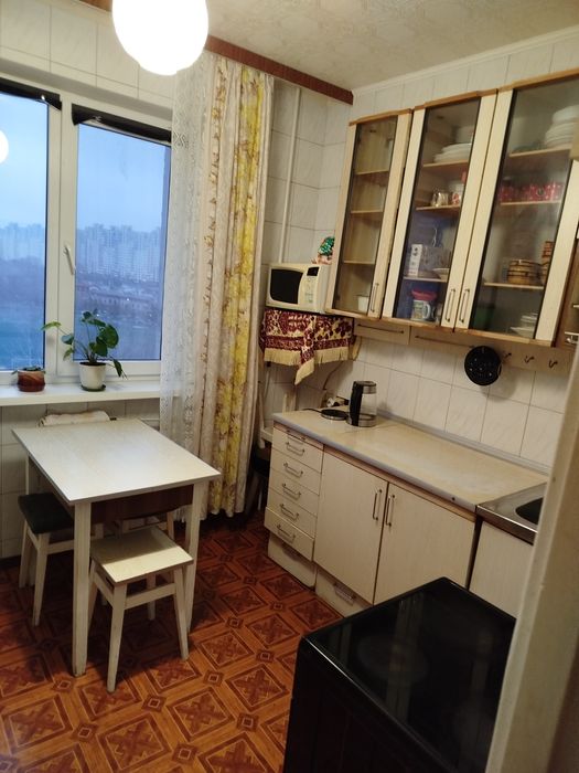 Сдам кімнату у 3- кімнатній квартирі на Виноградарі без господаря