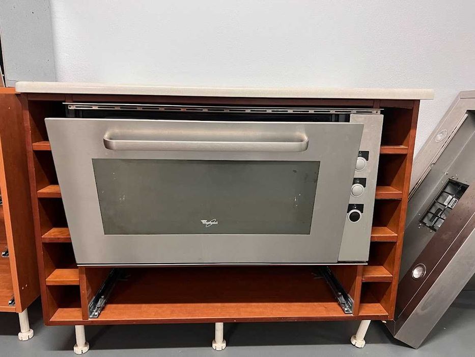 Móvel com placa e forno