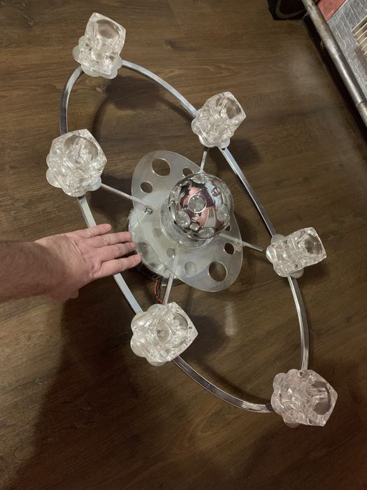 Люстра на шесть ламп в центре крутящиу шар горит разными цветами