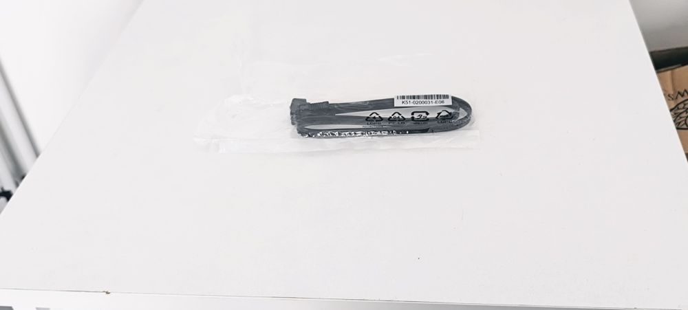 Kabel SATA 3 MSI K51-0200031-E06 do dysku SSD HDD kątowy 32cm