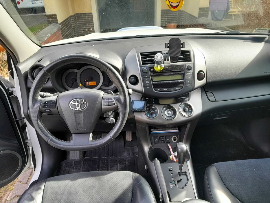 toyota RAV4 2010r silnik 2,0 benzyna pierwsza rejestracja 2011r 4x4