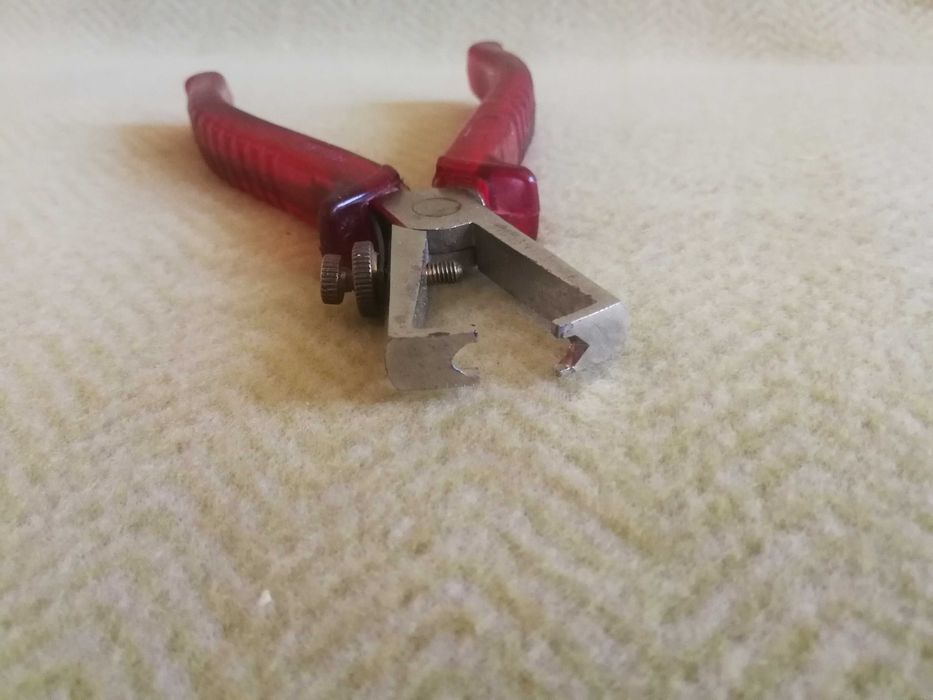 ściągacz izolacji szczypce do kabli – Made in Germany.