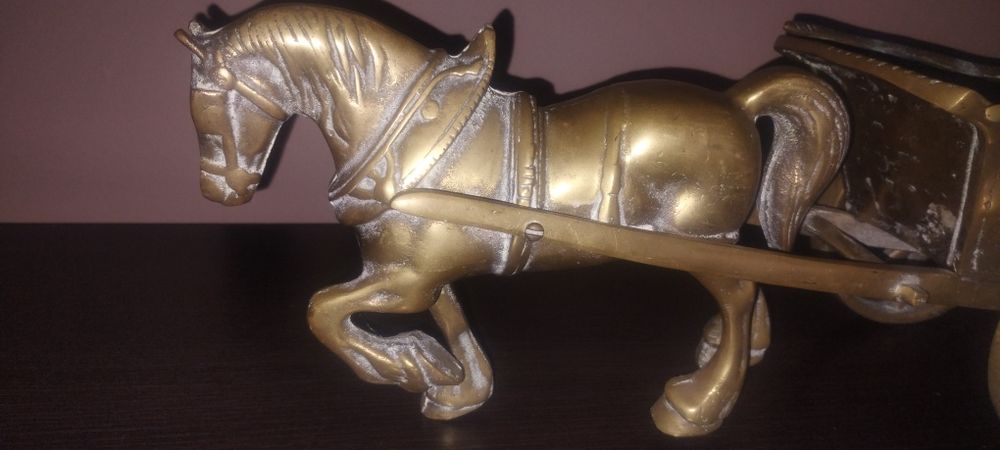 Bryczką z koniem wykonana z mosiądzu