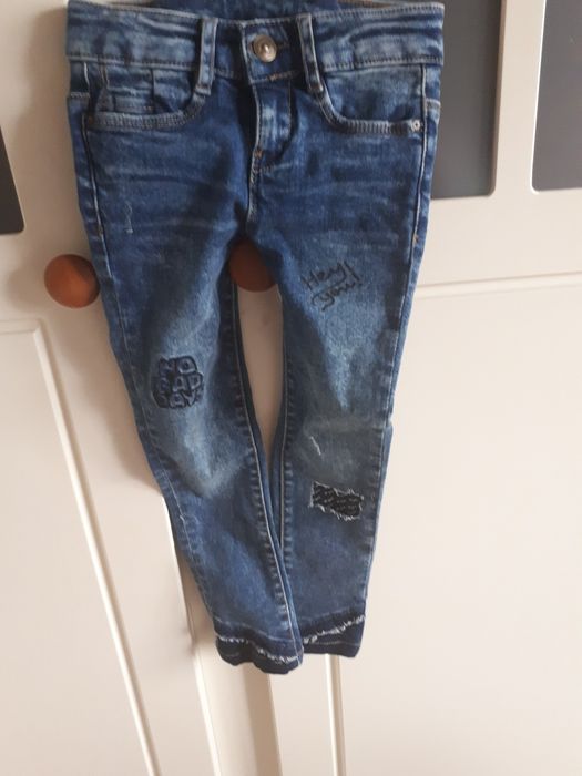 Jeansy slimy 104 z napisami i naszywkami jak nowe tepe o leil