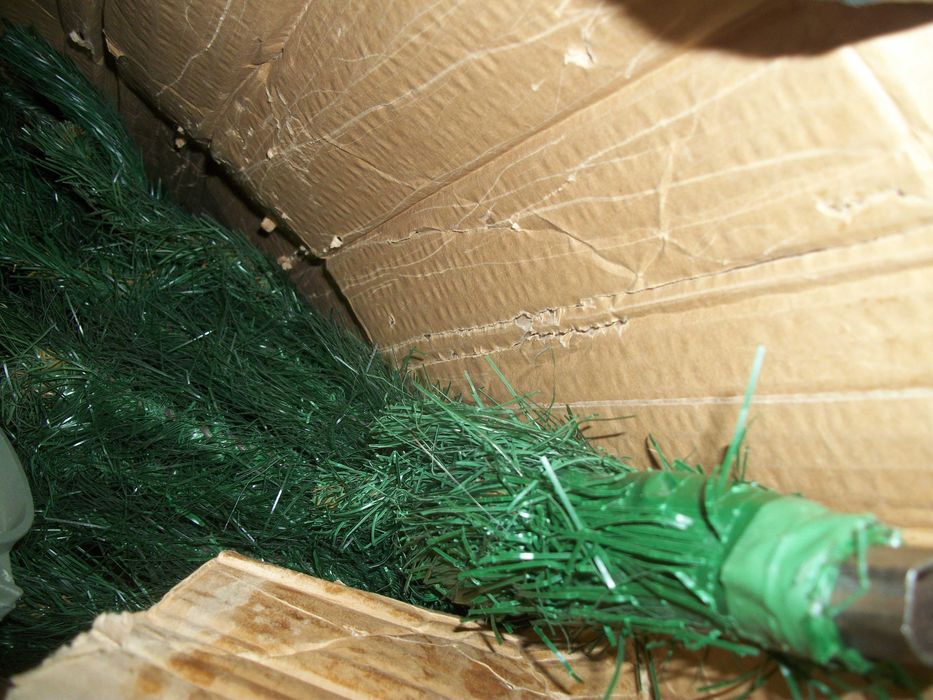 елка 180 см . состояние новой с теногой