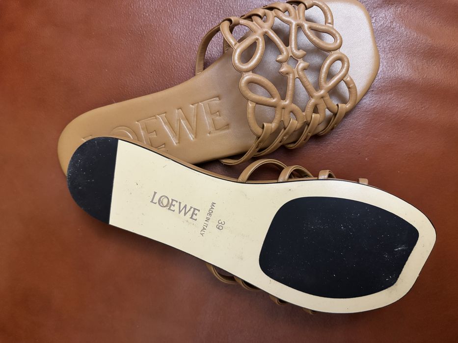 LOEWE. Шкіряні жіночі шльопанці. Camel. Розмір 39. Нові!