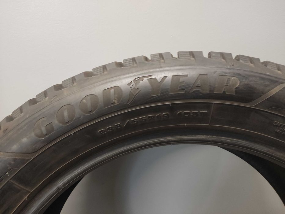 2x235/55R19 + 2x255/50R19 Goodyear UltraGrip Arctic 2 SUV, 2022 rok