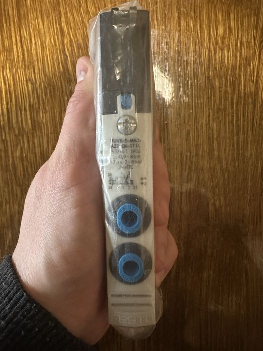 Пневморозподільник Festo пневмораспределитель VUVB-S-M42-AZD-Q6-1T1L