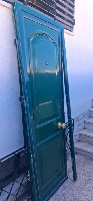Vendo porta entrada com guarnição em PVC