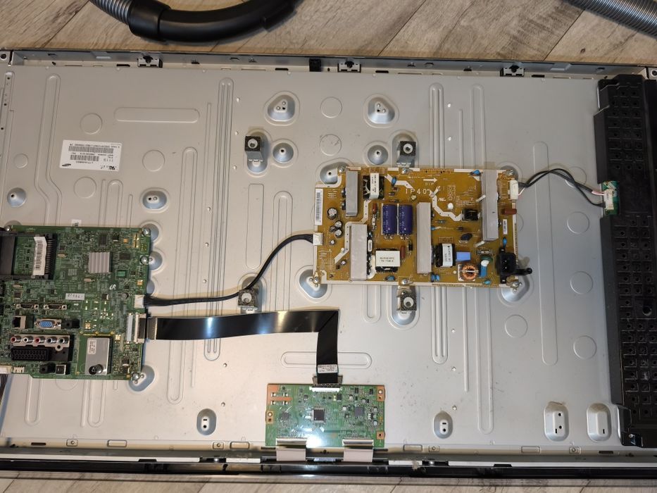 Телевизор с неисправным экраном