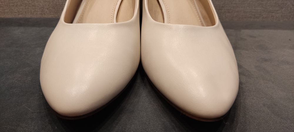 Beżowe na obcasie rozmiar 44