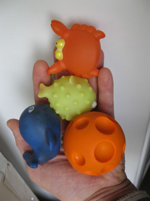 Игрушки пищалки резиновые. Пищат когда нажимаешь. Цена за все
