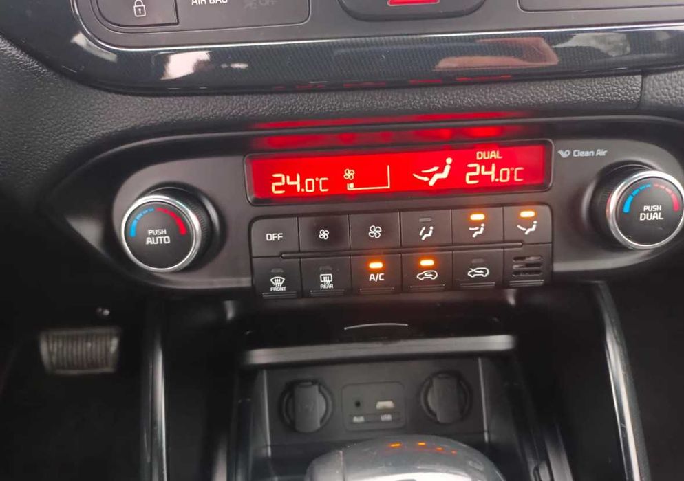 Продаж автомобіля  Kia Carens 2015 з Європи