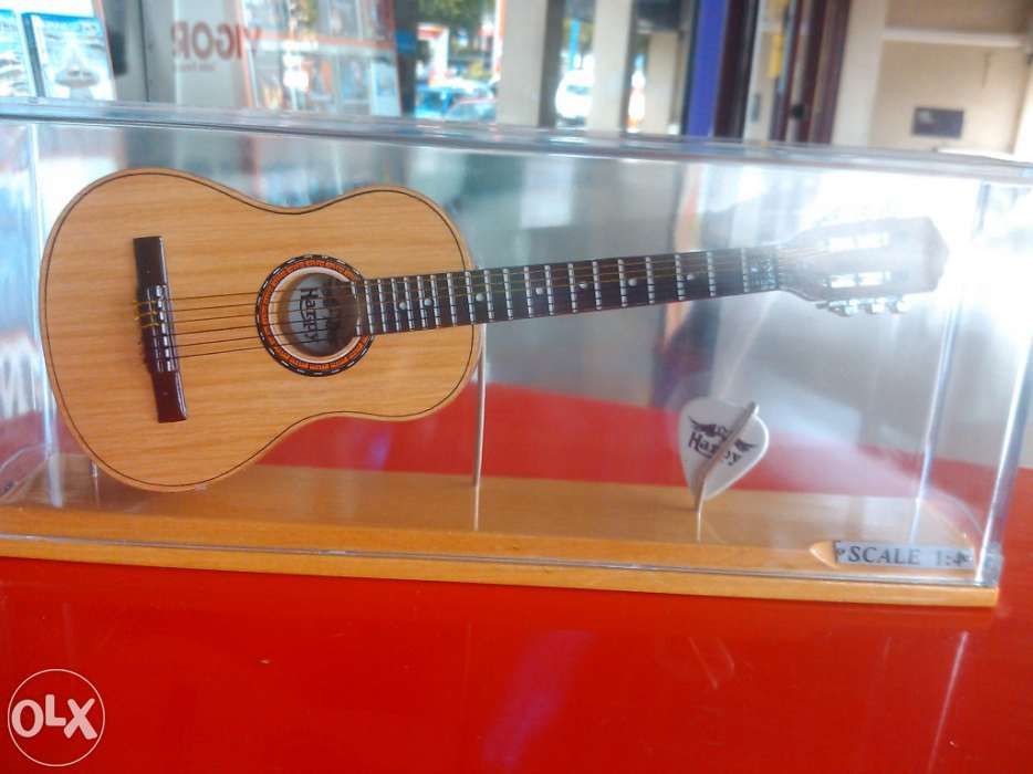 Guitarra clássica (caixa em acrílico) em miniatura