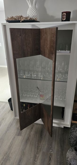 Vitrine branca e madeira