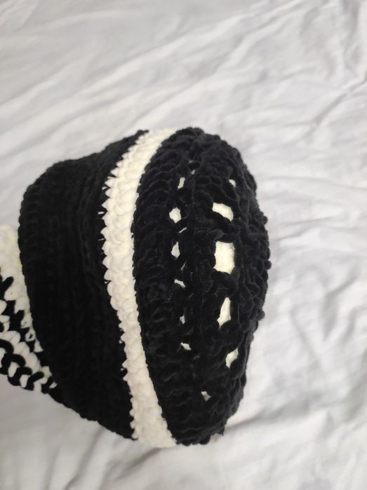 В'язана чорно-біла сумочка