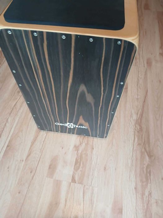 Zestaw cajon Gear4music – bardzo dobry stan + akcesoria