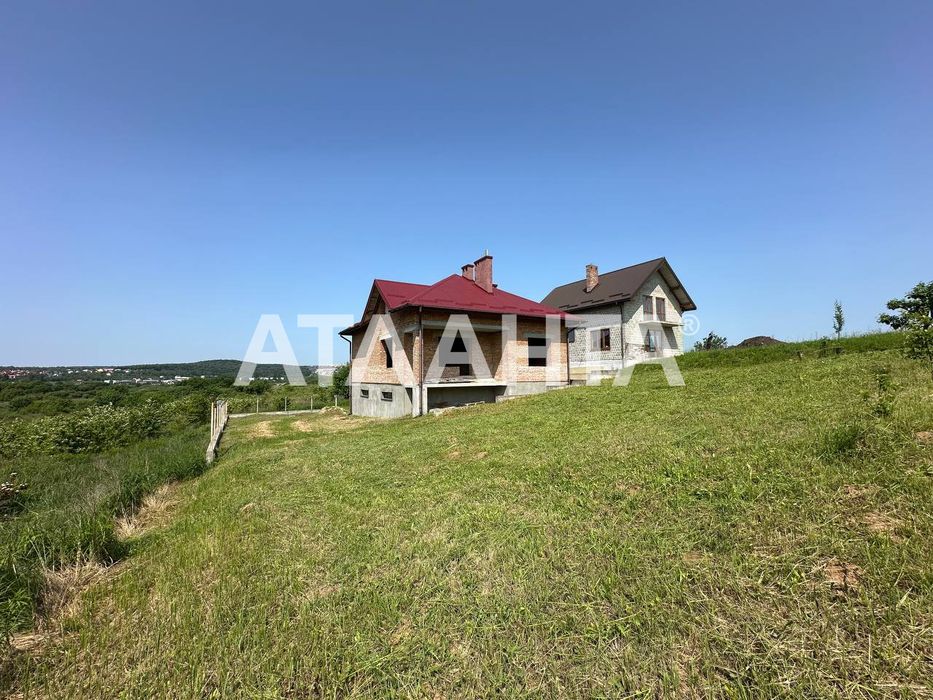Прода окремостоячого будинку у с. Малехів на пагорбі