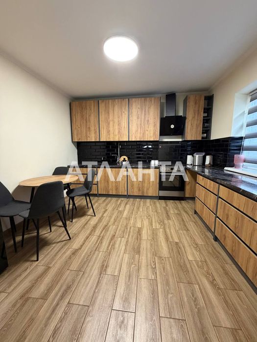 доглянутий будинок у центрі міста Сторожинець